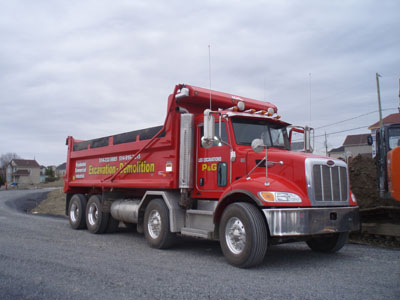 Les Excavations P&G Camion 12 Roue de marque Peterbilt